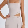 Acadia Minikleid mit Gürtel und Cut-outs in Taupe Acadia Minikleid mit Gürtel und Cut-outs in Taupe