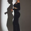 Adele Samt-Crop-Top mit gerafften Schultern in Jet Black Adele Samt-Crop-Top mit gerafften Schultern in Jet Black