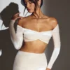 Adele Velvet Off-Shoulder Ruched Crop Top in Elfenbein Adele Velvet Off-Shoulder Ruched Crop Top in Elfenbein