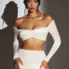 Adele Velvet Off-Shoulder Ruched Crop Top in Elfenbein Adele Velvet Off-Shoulder Ruched Crop Top in Elfenbein