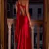 Adelina Asymmetrisches Kleid mit Rückenbinde in Rosarot Adelina Asymmetrisches Kleid mit Rückenbinde in Rosarot