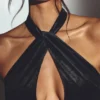 Adriana Maxikleid aus Samt mit Neckholder-Ausschnitt in Tiefschwarz