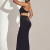 Adriana Maxikleid aus Samt mit Neckholder-Ausschnitt in Tiefschwarz