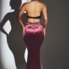 Adriana Samt-Maxikleid mit Neckholder in Weinrot Adriana Samt-Maxikleid mit Neckholder in Weinrot