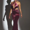 Adriana Samt-Maxikleid mit Neckholder in Weinrot Adriana Samt-Maxikleid mit Neckholder in Weinrot