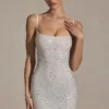 Aellin verziertes, figurbetontes Minikleid in Weiß Aellin verziertes, figurbetontes Minikleid in Weiß