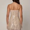 Agentha Minikleid mit V-Ausschnitt und Spitzenverzierung in zartem Pfirsich Agentha Minikleid mit V-Ausschnitt und Spitzenverzierung in zartem Pfirsich