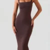 Ainslee Midi-Kleid mit quadratischem Ausschnitt in Schokoladenbraun Ainslee Midi-Kleid mit quadratischem Ausschnitt in Schokoladenbraun