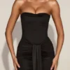 Aisra Satin-Bandeau-Kleid mit drapiertem Ausschnitt in Schwarz Aisra Satin-Bandeau-Kleid mit drapiertem Ausschnitt in Schwarz