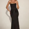 Aisra Satin-Bandeau-Kleid mit drapiertem Ausschnitt in Schwarz Aisra Satin-Bandeau-Kleid mit drapiertem Ausschnitt in Schwarz