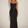Aisra Satin-Bandeau-Kleid mit drapiertem Ausschnitt in Schwarz Aisra Satin-Bandeau-Kleid mit drapiertem Ausschnitt in Schwarz
