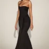 Aisra Satin-Bandeau-Kleid mit drapiertem Ausschnitt in Schwarz Aisra Satin-Bandeau-Kleid mit drapiertem Ausschnitt in Schwarz