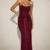 Aisra Satin-Bandeau-Kleid mit drapierten Einschnitten in Weinrot Aisra Satin-Bandeau-Kleid mit drapierten Einschnitten in Weinrot