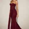 Aisra Satin-Bandeau-Kleid mit drapierten Einschnitten in Weinrot Aisra Satin-Bandeau-Kleid mit drapierten Einschnitten in Weinrot