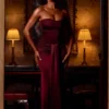 Aisra Satin-Bandeau-Kleid mit drapierten Einschnitten in Weinrot Aisra Satin-Bandeau-Kleid mit drapierten Einschnitten in Weinrot