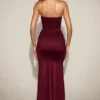 Aisra Satin-Bandeau-Kleid mit drapierten Einschnitten in Weinrot Aisra Satin-Bandeau-Kleid mit drapierten Einschnitten in Weinrot