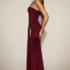 Aisra Satin-Bandeau-Kleid mit drapierten Einschnitten in Weinrot Aisra Satin-Bandeau-Kleid mit drapierten Einschnitten in Weinrot