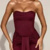 Aisra Satin-Bandeau-Kleid mit drapierten Einschnitten in Weinrot Aisra Satin-Bandeau-Kleid mit drapierten Einschnitten in Weinrot
