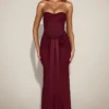 Aisra Satin-Bandeau-Kleid mit drapierten Einschnitten in Weinrot Aisra Satin-Bandeau-Kleid mit drapierten Einschnitten in Weinrot