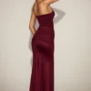 Aisra Satin-Bandeau-Kleid mit drapierten Einschnitten in Weinrot Aisra Satin-Bandeau-Kleid mit drapierten Einschnitten in Weinrot