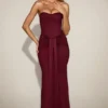 Aisra Satin-Bandeau-Kleid mit drapierten Einschnitten in Weinrot Aisra Satin-Bandeau-Kleid mit drapierten Einschnitten in Weinrot