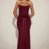 Aisra Satin-Bandeau-Kleid mit drapierten Einschnitten in Weinrot Aisra Satin-Bandeau-Kleid mit drapierten Einschnitten in Weinrot