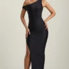 Akeeva Asymmetrisches One-Shoulder-Maxikleid mit Rüschen in Schwarz Akeeva Asymmetrisches One-Shoulder-Maxikleid mit Rüschen in Schwarz