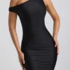 Akeeva Asymmetrisches One-Shoulder-Maxikleid mit Rüschen in Schwarz Akeeva Asymmetrisches One-Shoulder-Maxikleid mit Rüschen in Schwarz