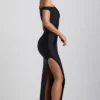 Akeeva Asymmetrisches One-Shoulder-Maxikleid mit Rüschen in Schwarz Akeeva Asymmetrisches One-Shoulder-Maxikleid mit Rüschen in Schwarz