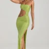 Alamea Bandeau-Maxikleid mit Cut-outs und Verzierungen in Birnengrün Alamea Bandeau-Maxikleid mit Cut-outs und Verzierungen in Birnengrün