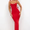 Aldona Slinky Jersey Abendkleid mit Rosenverzierung in Scharlachrot Aldona Slinky Jersey Abendkleid mit Rosenverzierung in Scharlachrot