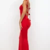 Aldona Slinky Jersey Abendkleid mit Rosenverzierung in Scharlachrot Aldona Slinky Jersey Abendkleid mit Rosenverzierung in Scharlachrot