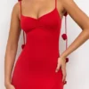 Aldona Slinky Jersey Abendkleid mit Rosenverzierung in Scharlachrot Aldona Slinky Jersey Abendkleid mit Rosenverzierung in Scharlachrot