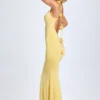 Aldona Slinky Jersey-Kleid mit Blumenapplikationen in Pastellgelb Aldona Slinky Jersey-Kleid mit Blumenapplikationen in Pastellgelb