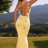 Aldona Slinky Jersey-Kleid mit Blumenapplikationen in Pastellgelb Aldona Slinky Jersey-Kleid mit Blumenapplikationen in Pastellgelb