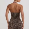Alena gerafftes, figurbetontes Minikleid mit Neckholder in Leopardenmuster Alena gerafftes, figurbetontes Minikleid mit Neckholder in Leopardenmuster