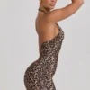 Alena gerafftes, figurbetontes Minikleid mit Neckholder in Leopardenmuster Alena gerafftes, figurbetontes Minikleid mit Neckholder in Leopardenmuster