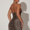 Alena gerafftes, figurbetontes Minikleid mit Neckholder in Leopardenmuster Alena gerafftes, figurbetontes Minikleid mit Neckholder in Leopardenmuster