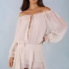 Alessia Off-Shoulder-Minikleid mit Ballonärmeln in Elfenbein Alessia Off-Shoulder-Minikleid mit Ballonärmeln in Elfenbein