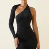 Alina Asymmetrisches, gerafftes Minikleid mit offenem Rücken in Schwarz Alina Asymmetrisches, gerafftes Minikleid mit offenem Rücken in Schwarz