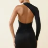 Alina Asymmetrisches, gerafftes Minikleid mit offenem Rücken in Schwarz Alina Asymmetrisches, gerafftes Minikleid mit offenem Rücken in Schwarz