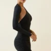 Alina Asymmetrisches, gerafftes Minikleid mit offenem Rücken in Schwarz Alina Asymmetrisches, gerafftes Minikleid mit offenem Rücken in Schwarz
