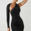 Alina Asymmetrisches, gerafftes Minikleid mit offenem Rücken in Schwarz Alina Asymmetrisches, gerafftes Minikleid mit offenem Rücken in Schwarz