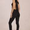 Alira Modal-Jumpsuit mit einer Schulter in Schwarz Alira Modal-Jumpsuit mit einer Schulter in Schwarz