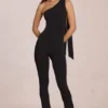 Alira Modal-Jumpsuit mit einer Schulter in Schwarz Alira Modal-Jumpsuit mit einer Schulter in Schwarz