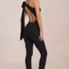 Alira Modal-Jumpsuit mit einer Schulter in Schwarz Alira Modal-Jumpsuit mit einer Schulter in Schwarz