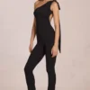 Alira Modal-Jumpsuit mit einer Schulter in Schwarz Alira Modal-Jumpsuit mit einer Schulter in Schwarz