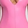 Allani Vinyl-Minikleid mit tiefem Ausschnitt in Rosa Allani Vinyl-Minikleid mit tiefem Ausschnitt in Rosa