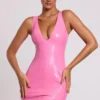 Allani Vinyl-Minikleid mit tiefem Ausschnitt in Rosa Allani Vinyl-Minikleid mit tiefem Ausschnitt in Rosa