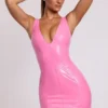Allani Vinyl-Minikleid mit tiefem Ausschnitt in Rosa Allani Vinyl-Minikleid mit tiefem Ausschnitt in Rosa